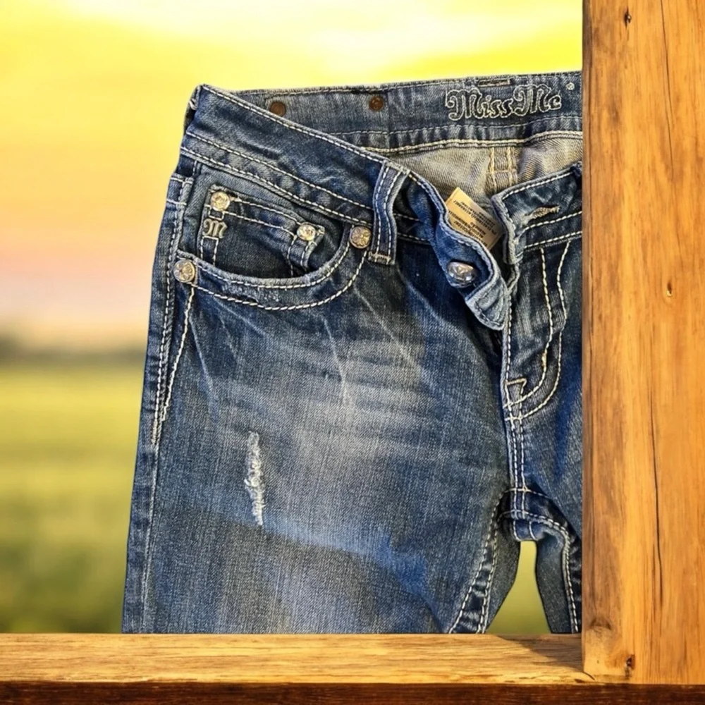 Miss me bootcut Size 28 floral fleur de lis design on back pockets. Beautiful - Picture 12 of 17